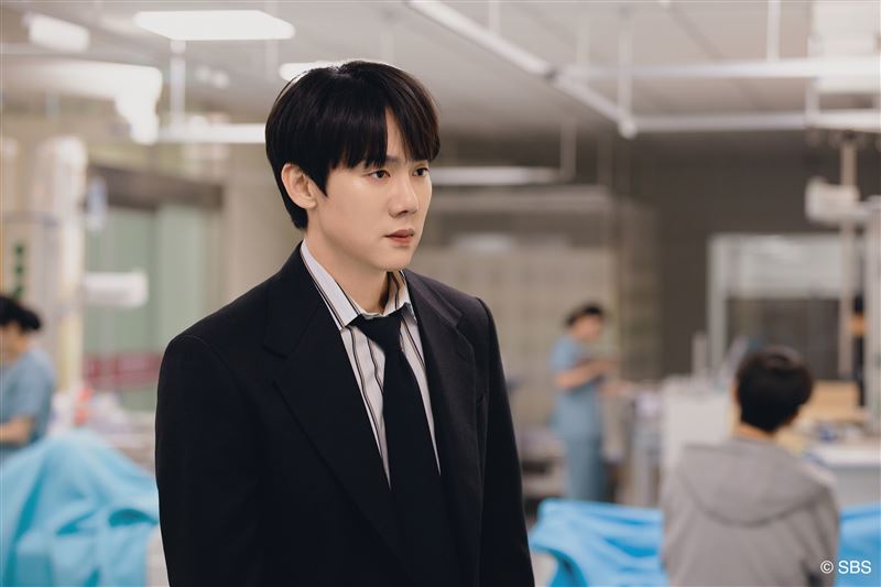 《神與律師事務所》中柳演錫飾演的「申以朗」穿梭於現實與靈界之間，角色轉換張力十足。（圖／Hami Video提供）