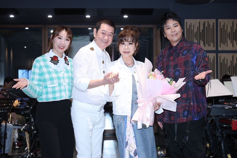 龍千玉（左3）出席演唱會彩排練唱，謝金晶（左起）、蔡小虎、邵大倫現身力挺。（圖／記者鄭孟晃攝影）
