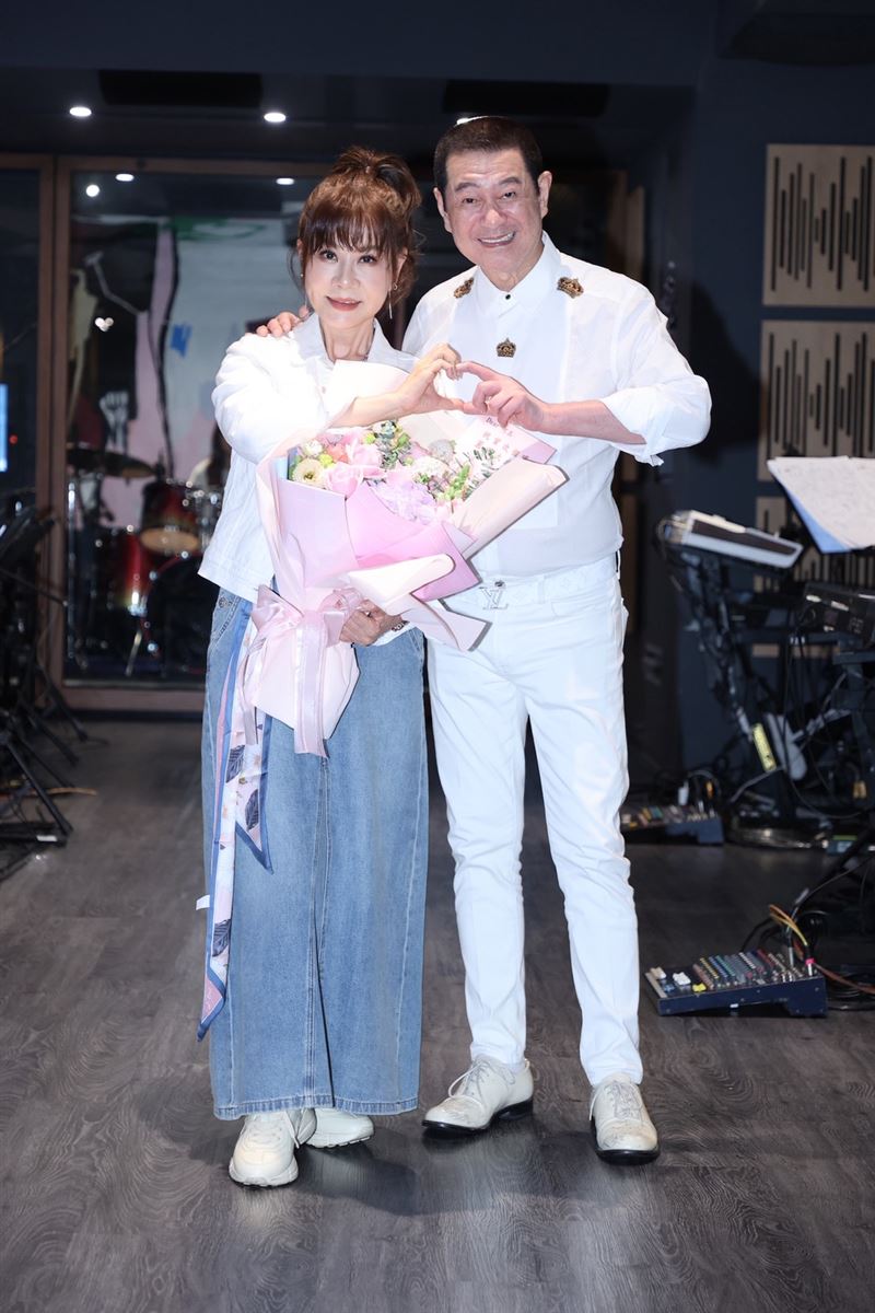 蔡小虎送上最愛的粉紅玫瑰花，讓龍千玉笑淚交織。（圖／記者鄭孟晃攝影）