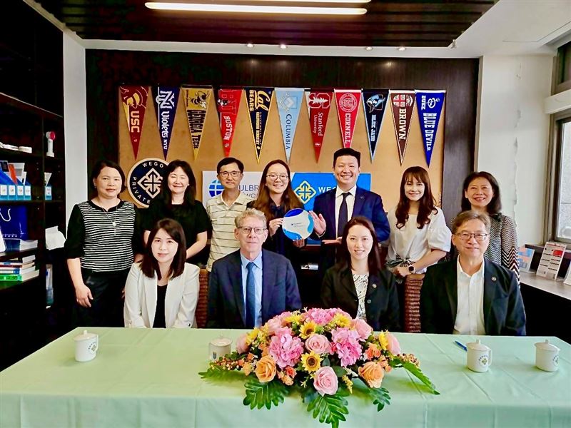 簽約儀式(左起）Fulbright資深計劃長張純怡、執行長那原道(Randall)、薇閣中小學董事長李許元齡、薇閣中學校長孫明峯。（圖／薇閣中學提供）