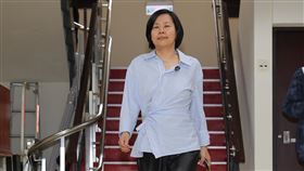 曝高虹安收柯文哲700萬　李貞秀致歉（2）民眾黨立委李貞秀（前）24日臨時召開記者會，表示昨晚開直播時，提到新竹市長高虹安拿了民眾黨前主席柯文哲700萬元。李貞秀說，要慎重向高虹安道歉。中央社記者翁睿坤攝　115年3月24日