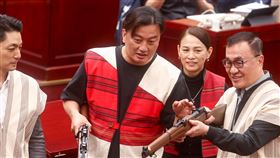 李傅中武邀蔣萬安、李四川體驗原民獵槍（1）台北市議會2日下午進行市政總質詢，國民黨籍原住民議員李傅中武（前中）質詢時特別安排市長蔣萬安（前左）、副市長李四川（前右）穿上原民服飾，並體驗使用道具獵槍。中央社記者王騰毅攝　114年12月2日