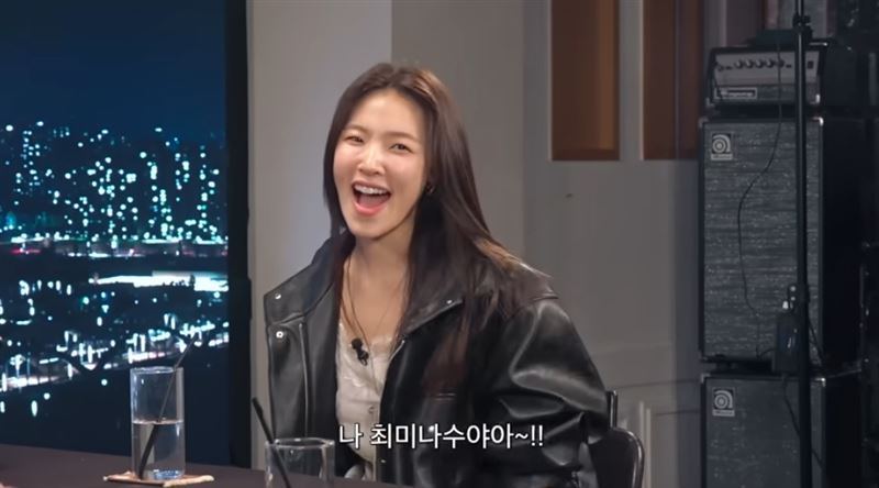 崔美娜秀還原名句「牙！我是崔美娜秀啊！」（圖／翻攝自YouTube《피식대학Psick Univ》）