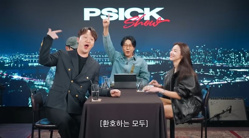 崔美娜秀近日登上YouTube頻道節目，現場笑聲不斷。（圖／翻攝自YouTube《피식대학Psick Univ》）