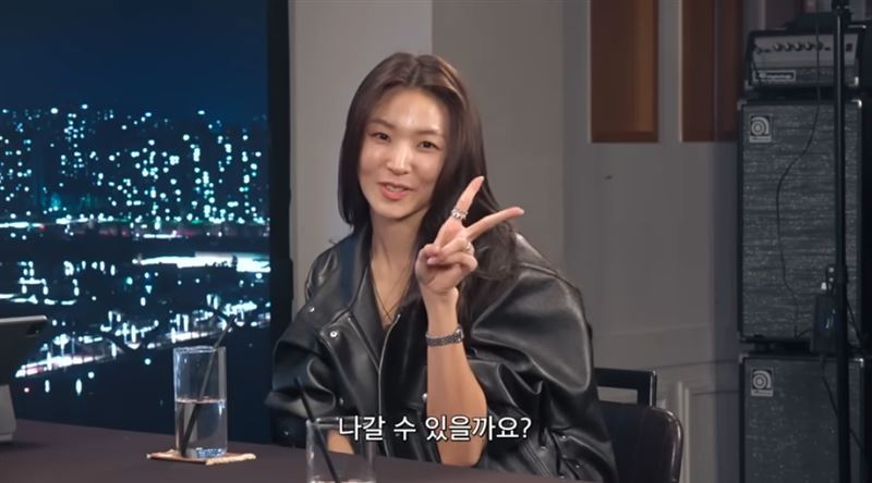 崔美娜秀還原名句「我可以和兩個男人出去嗎？」。（圖／翻攝自YouTube《피식대학Psick Univ》）