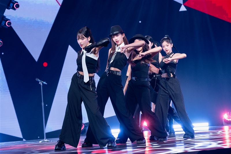 本週賽事進入「傳奇偶像舞台」挑戰，前8強組成的「ACE組」帶來〈Black Suit〉高強度表演，實力過於接近讓評審陷入兩難。（圖／華視提供）