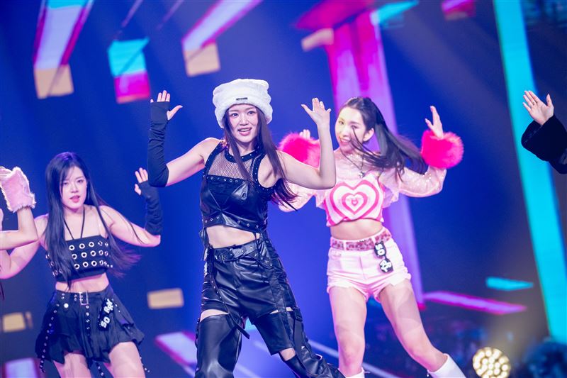 〈Sorry, Sorry〉組成績墊底，淘汰壓力瞬間爆發，隊長魚肉自責落淚，直言「我是不是可以再付出更多？」隊員間情緒潰堤，離別氛圍瀰漫全場。（圖／華視提供）