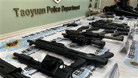 桃警破獲幫派軍火庫（1）桃園市政府警察局24日舉行偵破幫派軍火庫記者會，展示查獲的10枝衝鋒槍、霰彈槍等。中央社記者葉臻攝 115年3月24日