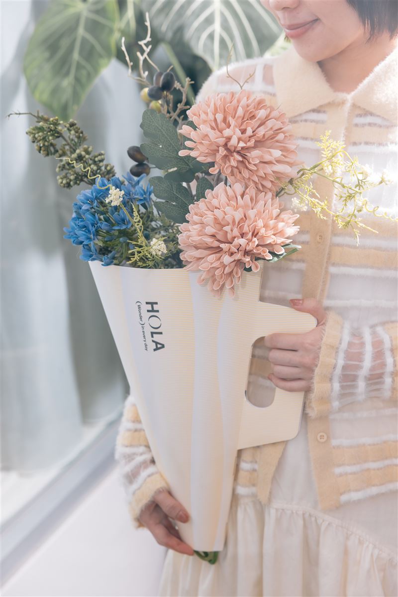 HOLA集結羊毛氈花、鉤針花與樂高&reg;花藝系列等異材質花材，將短暫的綻放轉化為長久的日常風景。（圖／品牌業者提供）