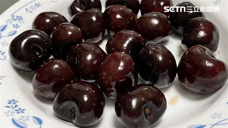 智利櫻桃過度仰賴中國市場的「暴利時代」正式告終，今年價格慘跌69%，每公斤價格從台幣686元下殺至207元，智利果農開始走向「市場多元化」，積極轉戰南韓、美國市場。(圖／資料照)