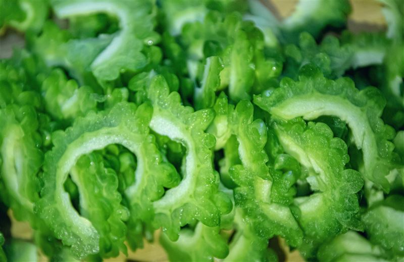 苦瓜有助於穩血糖、抗氧化、抗發炎，但滷製易流失維生素C、增加鈉攝取。營養師曾建銘建議，汆燙、快炒、氣炸或清燉，保留營養，又能幫助控制餐後血糖。（示意圖／PIXABAY）