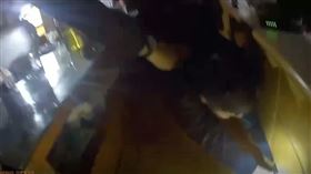 天母美式餐廳爆砍人，警方現場逮人。（警方提供）