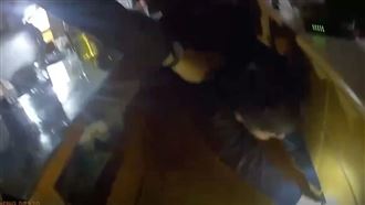 北市餐廳店員勸架反遭砍傷　警逮嫌送辦