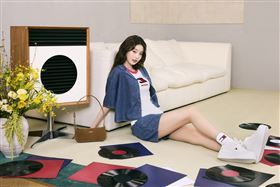 丹寧襯衫與短褲組合，內搭經典品牌T恤，展現率性風格。（圖／品牌業者提供）