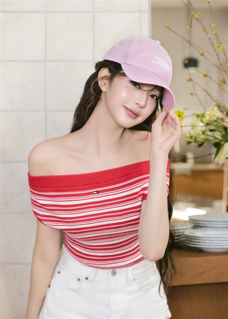 紅色露肩條紋針織上衣，搭配白色丹寧長褲與球鞋。（圖／品牌業者提供）