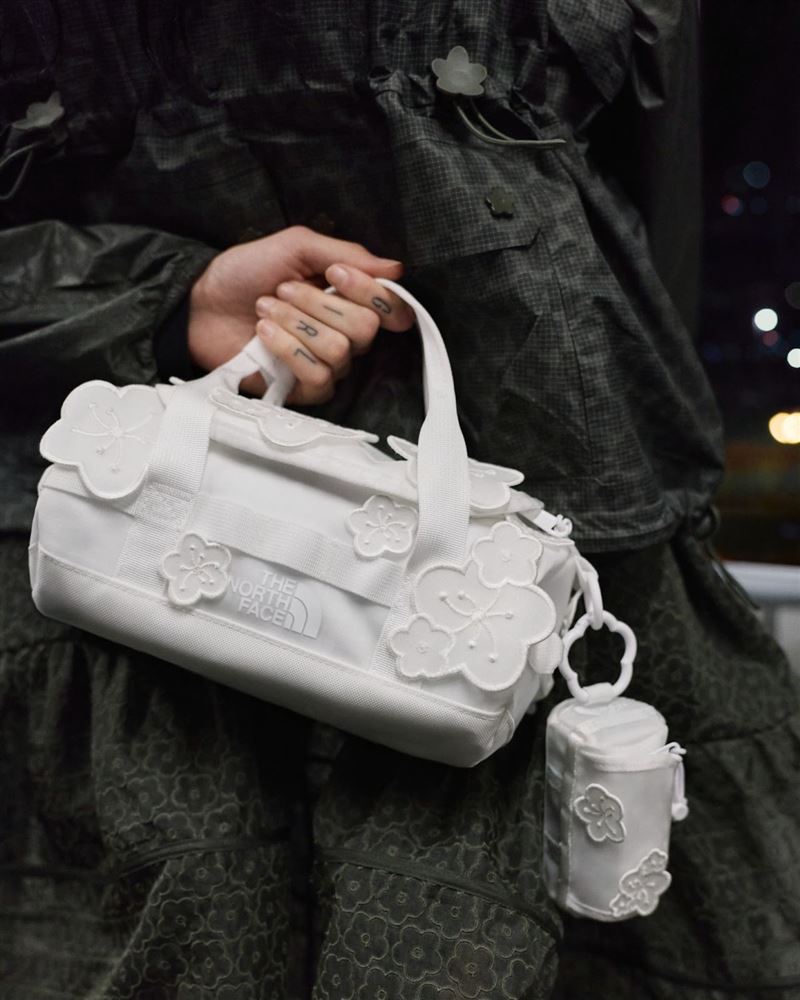 The North Face與Cecilie Bahnsen 打造系列融合暮春自然意境的全新視覺影像，同步推出群像、單人，以及配件與鞋款等多元視覺素材。（圖／品牌業者提供）