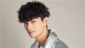 斑恩〈只想站在你身邊〉。（圖／索尼音樂提供）