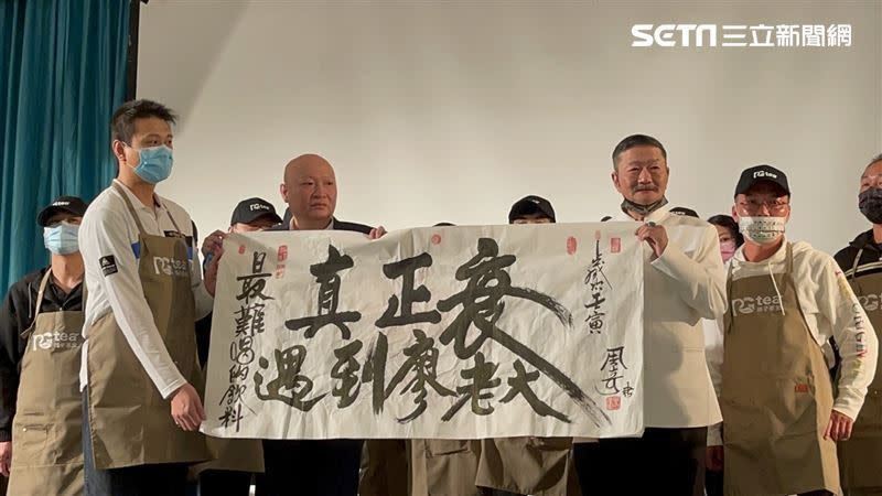 林秉文曾率加盟主對廖老大提告，並舉白布條嗆「最難喝的飲料！真正衰遇到廖老大！」（圖／資料照）