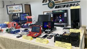 直播主開箱復古街機藏盜版遊戲侵權逾11億刑事局破獲蔡姓直播主勾結2名賣場店長，透過在網路開箱教學，販售內建逾7萬款盜版遊戲復古街機，侵權市值破新台幣11億元；專案小組至店面搜索，查扣電腦主機、遊戲掌機、桌上型遊戲機、記憶卡及外接硬碟等侵權證物。（刑事局提供）中央社記者洪學廣傳真　115年3月24日