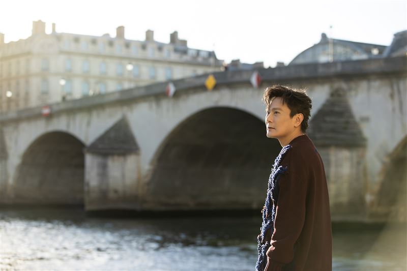 張信哲〈萬語千言〉MV遠赴法國拍攝。（圖／潮水音樂提供）