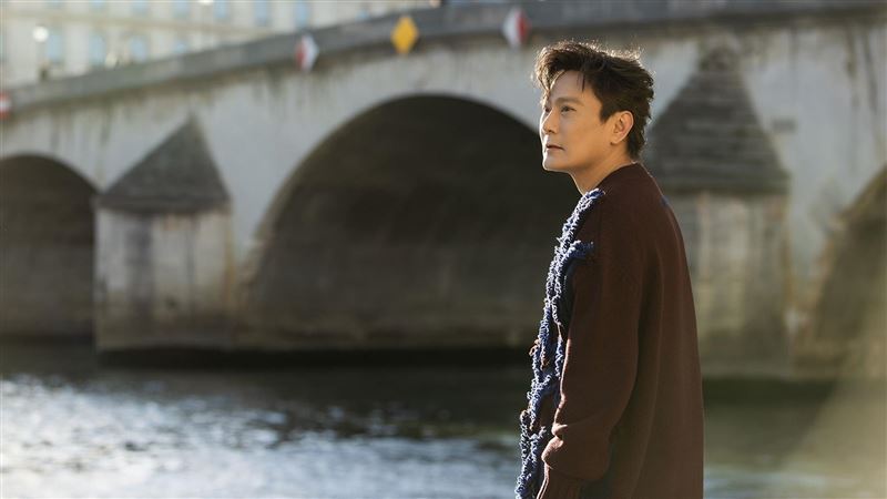 靈感強碰周杰倫　張信哲現蹤梵谷小鎮致敬