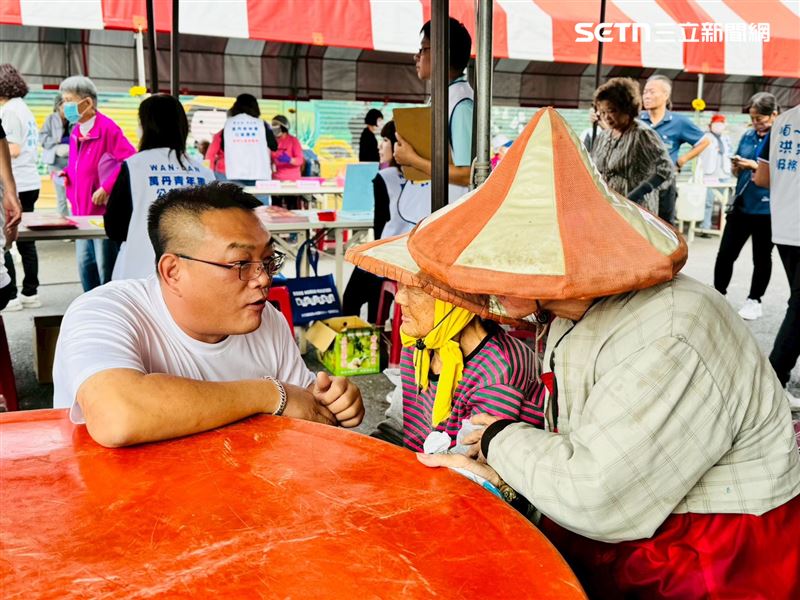 劉婦（右二）直到人生的最後一刻，仍是奉獻給兒子（右ㄧ），議員（左）盼她能一路好走。（圖／洪宗麒提供）