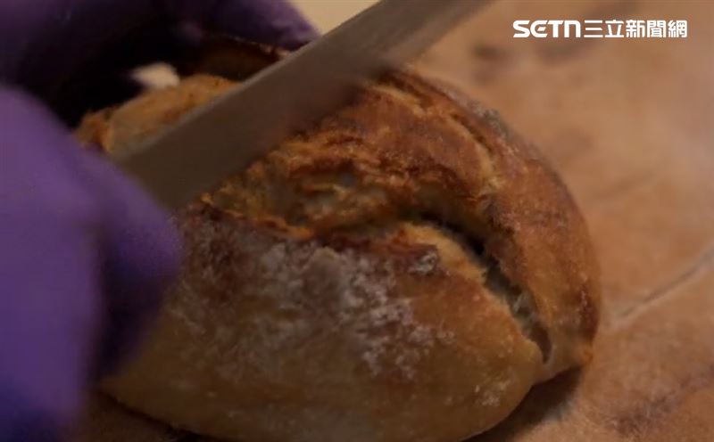 酸種麵包以長時間發酵製成，熱量和白麵包差不多，但較好消化且口感獨特。（圖／資料照）