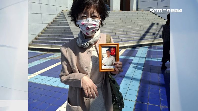 陳珮琪帶著柯文哲的相片，前往日本參加兒子畢業典禮