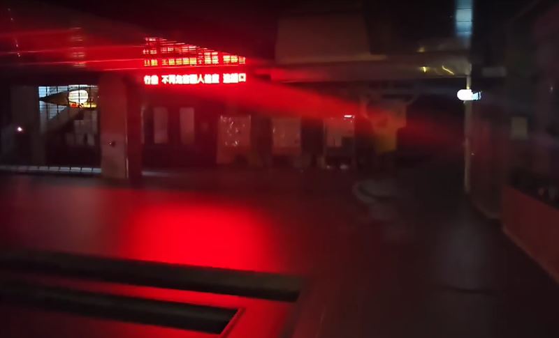 文山區停電，導致國小內鐵捲門放不下來，所幸目前學生已全數返家。（圖／里長陳峙穎提供）