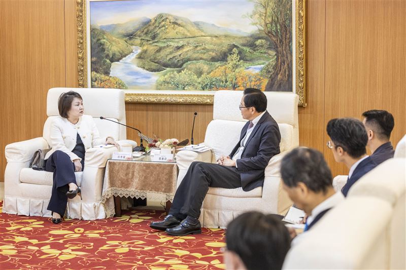 桃園市長張善政（右）23日會見新加坡駐台北商務辦事處符秀麗（左）代表一行。（圖／桃園市政府提供）