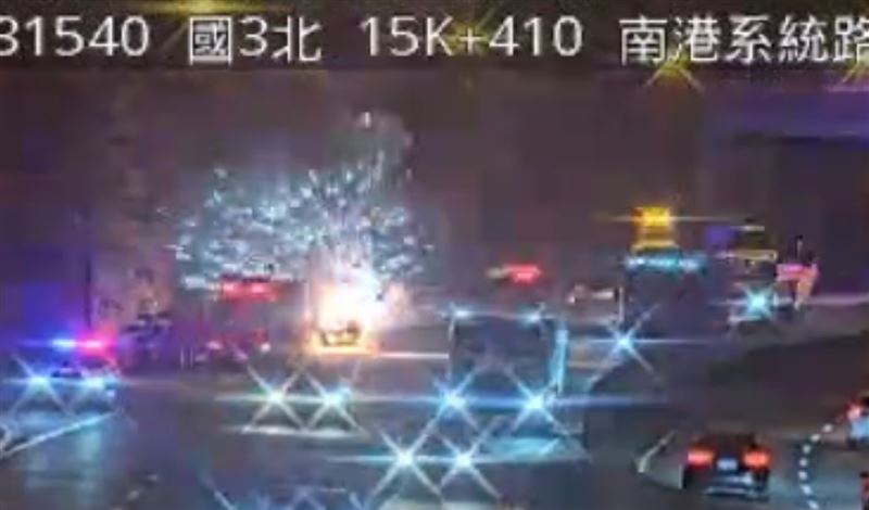 消防灌救過程引發小爆炸，火花四濺。（圖／翻攝畫面）