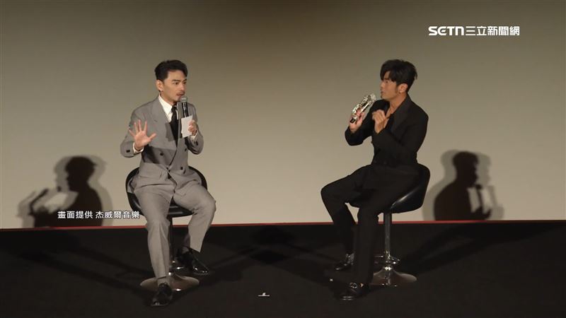 周杰倫（右）的新歌記者會由好友阿Ken（左）擔綱主持人