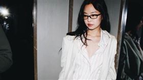 BLACKPINK成員Jennie才剛在香港完成大型演出，卻因離境時的一段機場畫面意外掀起爭議。（圖／翻攝自Jennie IG）
