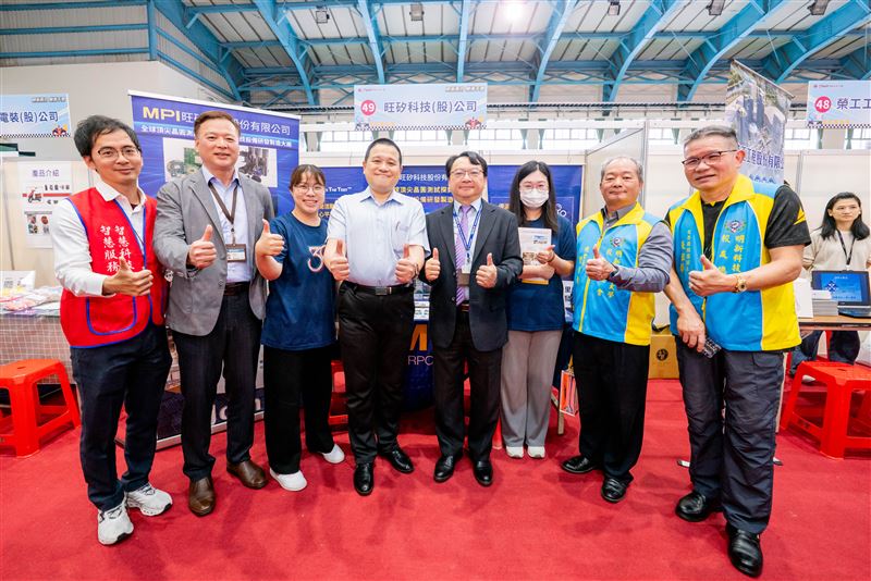 呂明峯校長（中）與產官學界貴賓們於旺矽科技展位前合影，展現學校與科技產業鏈的緊密連結。（圖／明新科大提供）