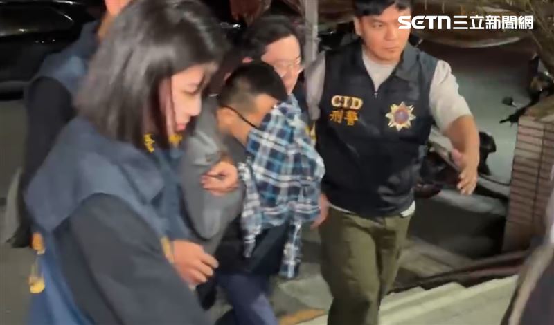 共犯從頭到尾用外套掩面，深怕長相見光死。（圖／翻攝畫面）