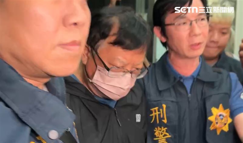 面對媒體詢問為何要剪斷腳鐐？是準備偷渡嗎？徐漢全程低頭不語。（圖／翻攝畫面）