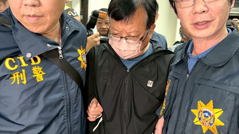 前中油公司煉製部執行長徐漢（中）涉貪，一審遭判25年，交保在外的徐漢日前破壞電子腳鐶後逃亡，遭發布通緝，經檢警追查，24日在台東逮獲徐漢，後續解送至橋頭地方法院