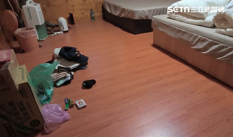 警察將徐漢的行李都帶走，只留還沒洗的髒衣服和帽子等物品，還有礦泉水、飲料留在屋內。（圖／翻攝畫面）