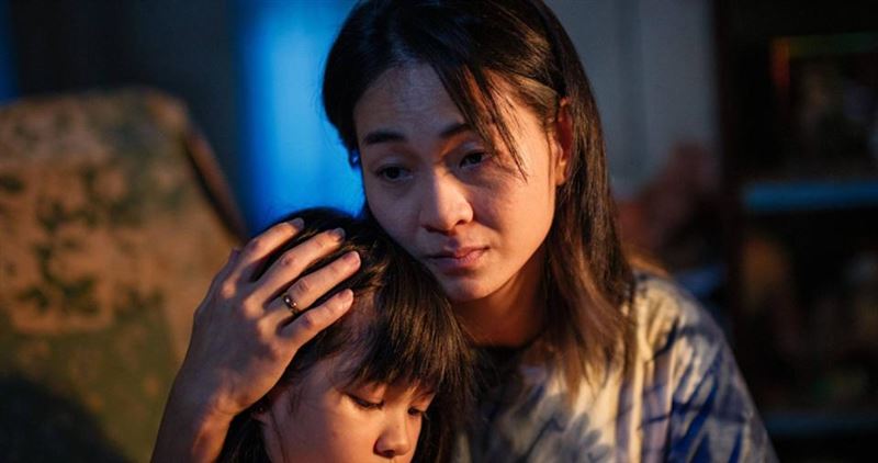 陳雪甄片中對孩子說「人去哪裡，根就到哪裡」，此話直擊人心。（圖／甲上提供）