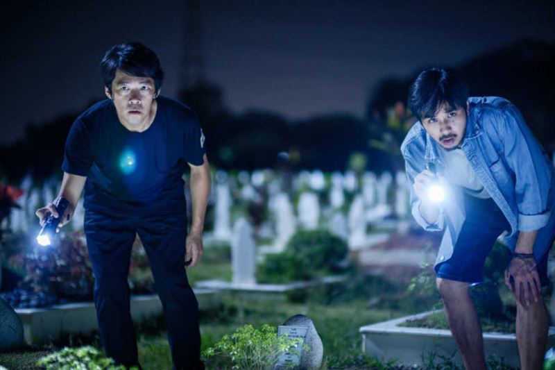 魏雋展（左）、呂楊在片中上演夜闖墓園「搶屍」大作戰。（圖／甲上提供）
