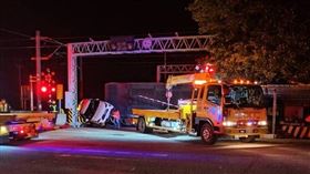 苗栗縣通霄鎮新埔里秋茂園平交道，3月11日晚間發生自小客車違規闖平交道遭貨運列車撞擊事故，事後發現違規者竟是台鐵員工。（圖／翻攝畫面）