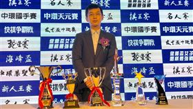 許皓鋐奪年度MVP　圍棋頒獎典禮大贏家2025年度台灣職業圍棋聯合頒獎暨新科職棋授證典禮9日登場，其中圍棋名將許皓鋐（圖）不僅拿到天元賽、友士盃十段賽、國手賽及棋王賽的冠軍獎盃，更進帳人氣王、年度最優秀棋士獎（MVP），成為最大贏家。中央社記者陳容琛攝　115年1月9日