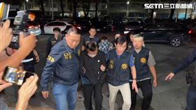 中油前執行長徐漢落網時身形消瘦，面對媒體追問全程不發一語。（圖／翻攝畫面）