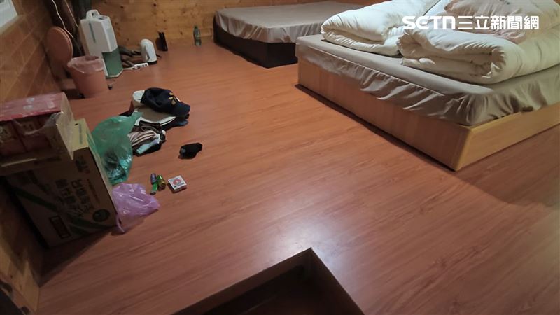 警方將徐男及其隨身行李全數帶回偵辦，現場僅遺留部分未清洗的衣物與飲料。（圖／翻攝畫面）