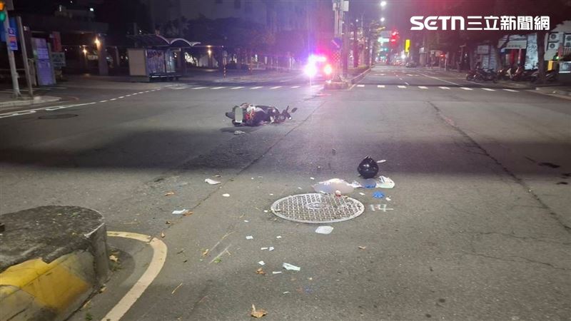 70歲陳姓老翁騎機車自撞，當場沒了呼吸心跳。（圖／翻攝畫面）