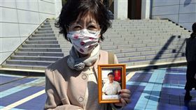 陳佩琪帶著柯文哲照片出席兒子博士班畢業典禮。（圖／翻攝自陳佩琪臉書）