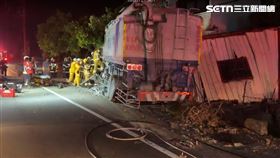 高雄,高雄市,阿蓮區,原因,事故,飼料車,電桿,民宅,駕駛座,死亡,車禍。（圖／翻攝畫面）