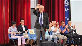 國立台中科大校長陳同孝（站立者）遭控以不正當手段提升學術地位。（翻攝台中科技大學臉書）