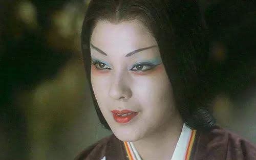 佳那晃子在《魔界轉生》展現妖豔美的巨星架勢。（圖／翻攝自X）