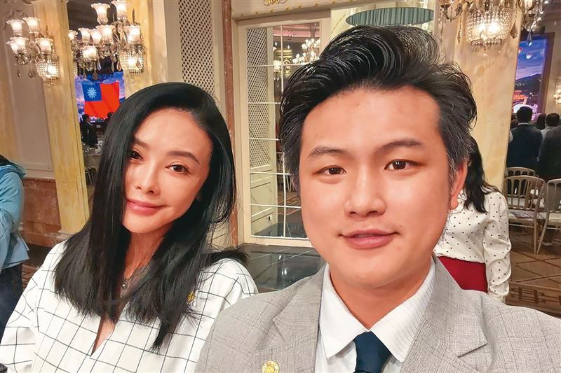 梁軒安（右）在法院上稱妻子蕭淑慎（左）知情他和R女交往，卻不願讓蕭淑慎出庭。（翻攝自梁軒安臉書）